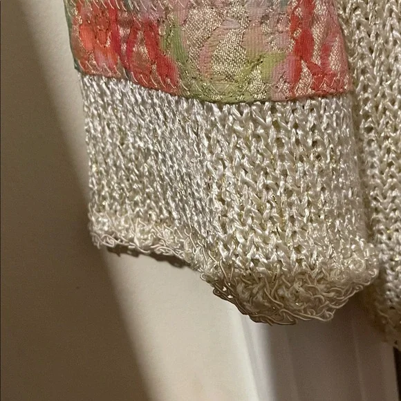 Chic Cream Cardigan with Floral Details - Picture 5 of 14